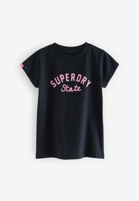 Juoda medvilninė marškinėliai trumpomis rankovėmis su rožiniu tekstu „SUPERDRY State“, kuris nupieštas išlenktu dizainu per priekinę pusę.