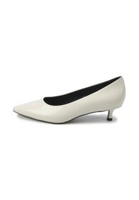 Bijele lakirane pumpe s uskim nosom, niskom kitten petom i crnim unutrašnjim dijelom. Glatka tekstura s elegantnom siluetom.