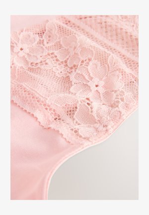 Svijetloružičasti donji rublje s cvjetnim čipkastim detaljima, mekanim tkaninama i nazubljenim rubovima, spajajući teksturu i nježne uzorke.