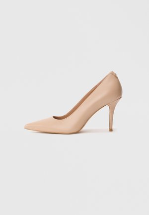 Escarpin à talon haut en cuir beige avec un bout pointu, une texture lisse et un talon aiguille fin. Design minimaliste avec un style à enfiler.