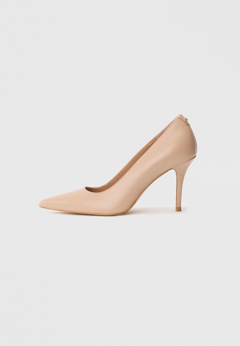 Décolleté beige in pelle con punta appuntita, texture liscia e tacco a spillo sottile. Design minimalista con stile slip-on.