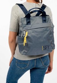 Mörkblå ryggsäck med texturerat tyg, dubbla handtag på toppen, justerbara remmar, gul dragkedja och en framficka med dragkedja.