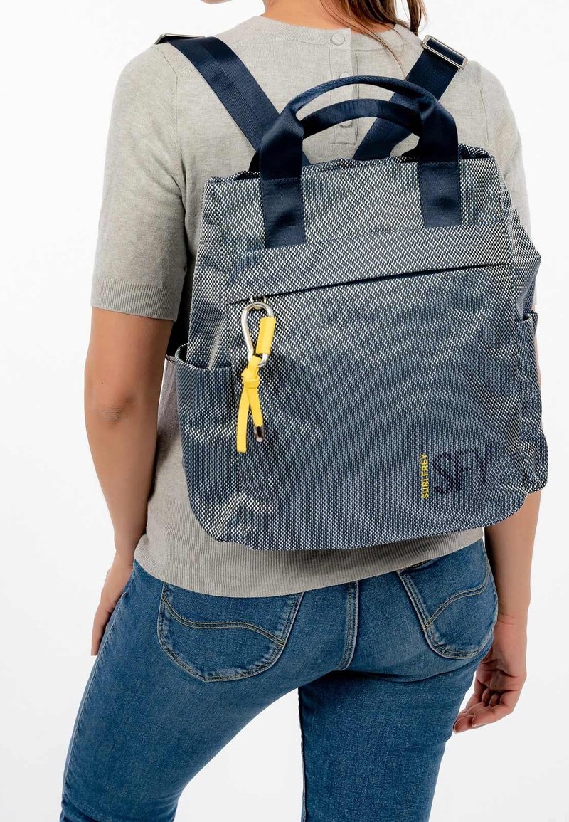 Mörkblå ryggsäck med texturerat tyg, dubbla handtag på toppen, justerbara remmar, gul dragkedja och en framficka med dragkedja.