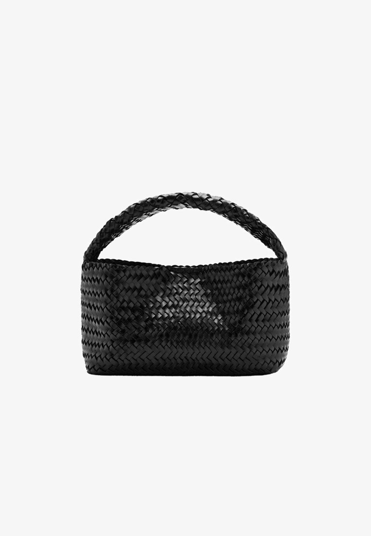 Geantă de mână din piele neagră țesută, cu un mâner curbat și o bază dreptunghiulară pe un fundal alb.