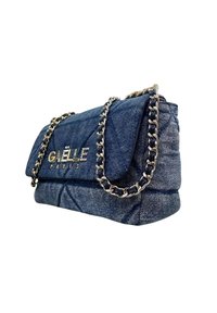 Borsa in denim con design trapuntato, patta pieghevole, tracolla in catena dorata e nome del brand "GAËLLE PARIS" sul fronte.