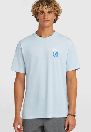 Lyseblå t-shirt med korte ærmer lavet af blødt stof, med et hvidt palmetræ og "O'Neill"-logo i blå. Klassisk rund hals design.