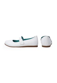 Weiße Leder Ballerinas mit flacher Sohle, runder Spitze und verstellbarem Riemen. Das Innenfutter hat eine kontrastierende taublaue Verarbeitung.