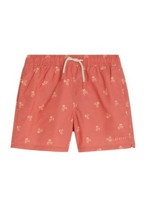 Bañador corto coral con un estampado blanco de calaveras y huesos cruzados, cintura elástica, cordón blanco y bolsillos laterales, con la marca "Scalpers" cerca del dobladillo.