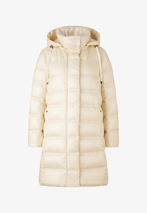 Lange, crèmekleurige, gewatteerde winterjas met capuchon, drukknopen, ritssluiting, horizontale doorgestikte naden en trekkoorden bij de capuchon.