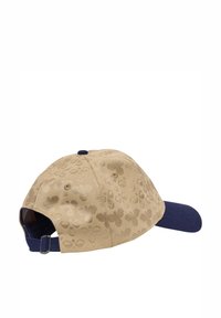 Beige Kappe mit geprägtem Muster, das florale und Mickey-Mouse-Motive zeigt. Marineblaues Schild und verstellbarer Riemen an der Rückseite. Weiche Stofftextur.