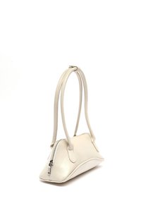 Borsa a tracolla bianca in pelle con una forma triangolare unica, superficie liscia e due manici allungati; presenta un compartimento con zip su un lato.
