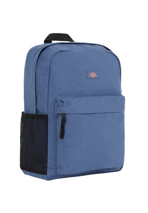 Sininen kangasreppu, jossa edessä vetoketjullinen tasku, verkkopintainen sivutasku, yläkahva ja logotasku. Suorakaiteen muotoinen, pehmustetulla rakenteella.