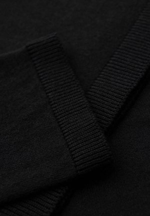 Maglione nero in maglia con dettagli a costine sul colletto e sui polsini. La trama è liscia e morbida, evidenziando un design monocromatico.