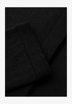 Maglione nero in maglia con dettagli a costine sul colletto e sui polsini. La trama è liscia e morbida, evidenziando un design monocromatico.