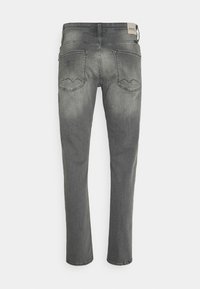 Šedé džíny z denimu s úzkým střihem, vybavené dvěma zadními kapsami se vzorem cikcak a koženou značkou na pásku.