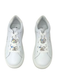 Sneaker in pelle bianca con lacci piatti, caratterizzate da accenti decorativi di strass multicolori e suola in gomma liscia. Design della punta arrotondata.