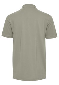 Kaki polo skjorte, korte ermer, ribbestrikket krage, mykt bomullsmateriale, ensfarget design uten mønstre eller detaljer, rett kutt.