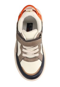 Zapatilla que presenta una mezcla de materiales en beige, marrón y azul marino con una superficie texturizada, cierre de cordones y una correa en el talón de color naranja.