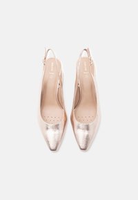 Γόβες με ανοιχτή πλάτη και μυτερή μύτη σε μεταλλικό ροζ χρυσό, με λείο φινίρισμα, διάτρητο εσωτερικό πέλμα και ρυθμιζόμενο λουράκι για σταθερή εφαρμογή.