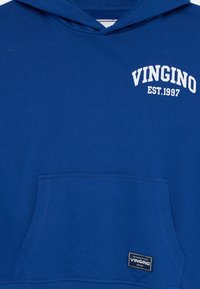 Modra jopa s kapuco iz mehke tkanine z sprednjim žepom, rebrastimi zapestniki in vezenim belim logotipom 'VINGINO EST.1997'.