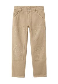 Pantalones beige con bolsillos delanteros de parche, detalles de salpicaduras de pintura en las piernas, trabillas para cinturón y cierre con botón en la cintura.