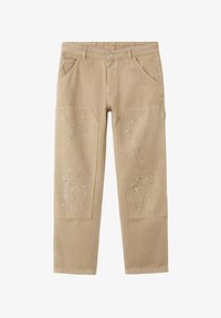 Pantalones beige con bolsillos delanteros de parche, detalles de salpicaduras de pintura en las piernas, trabillas para cinturón y cierre con botón en la cintura.