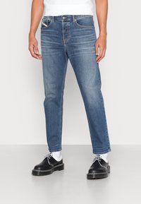 Blå denimjeans med rak passform, som har fem fickor, knäppning med knapp och kontrasterande sömmar längs sömmarna.