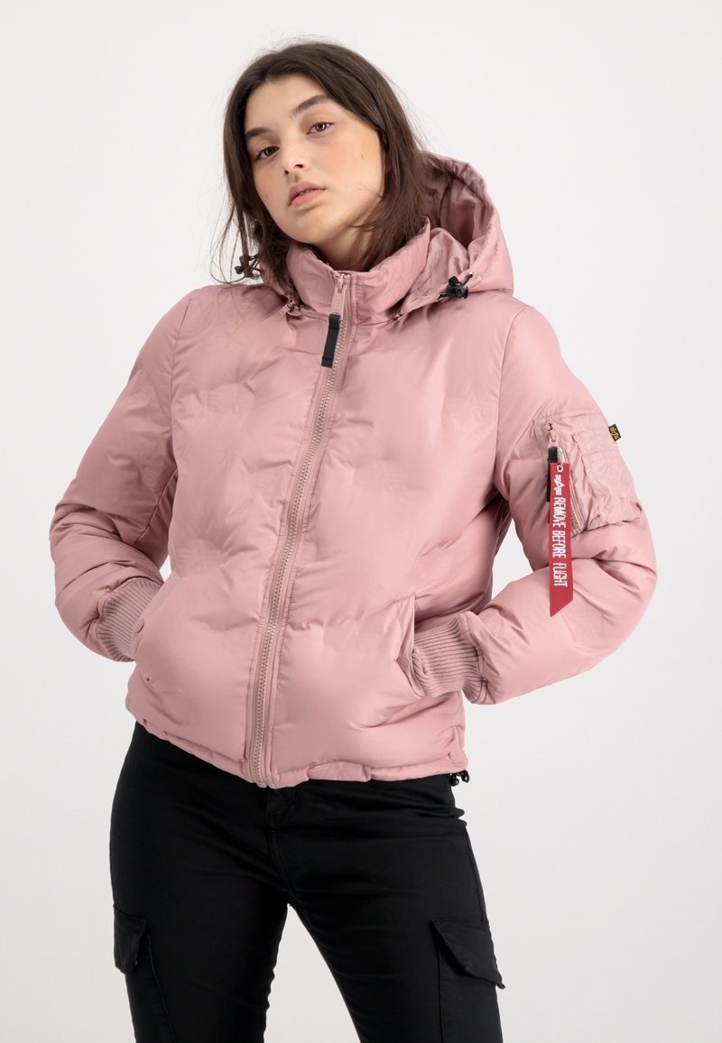 Rosa Puffjacke mit Reißverschluss, Kapuze und gerippten Bündchen. Sie verfügt über eine Seitentasche und ein rotes Gewebeschild am Ärmel mit einem Logo.