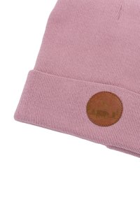 Różowa dzianinowa beanie o prążkowanej teksturze, z brązową okrągłą skórzaną łatą z motywem lasu i niedźwiedzia. Złożony mankiet u podstawy.