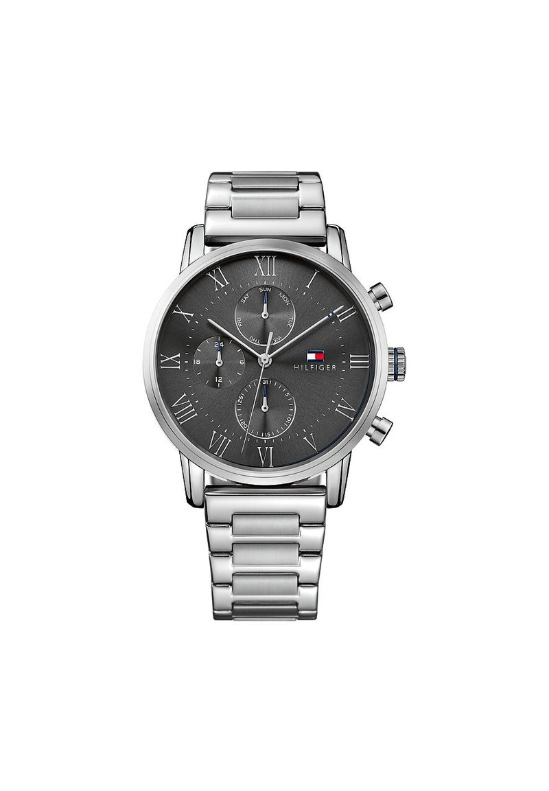 Montre en acier inoxydable argenté avec un cadran rond gris, des chiffres romains, trois sous-cadrans et un bracelet en maillons métalliques. Présente une couronne sur le côté.