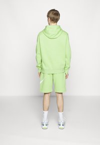 Nike Sportswear SPORTSWEAR CLUB FLEECE - Sweatshirt com capuz - vivid green/white