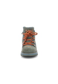 Botas de senderismo de ante verde con cordones naranjas, ojales de metal y puntera reforzada. Presentan una suela de goma azul y un acabado texturizado.