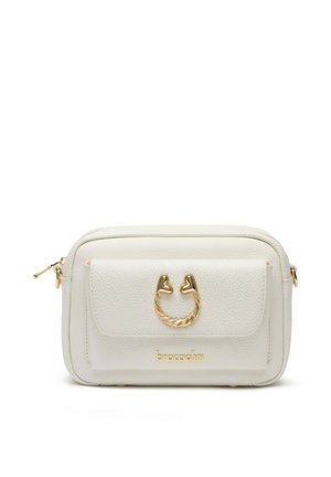 Piccola borsa a tracolla in pelle bianca con tasca frontale, chiusura a forma di cuore dorata e logo "braccialini" in lettere dorate.