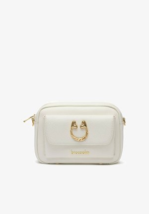 Kleine witte leren crossbodytas met voorvak, gouden hartvormige sluiting en "braccialini" logo in gouden letters.