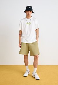 Nike Sportswear TEE - Trükipildiga T-särk - white