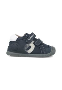 Scarpa in pelle blu scuro con dettagli bianchi, due fasce in Velcro, suola in gomma grigia e logo circolare; presenta un design perforato sul lato.