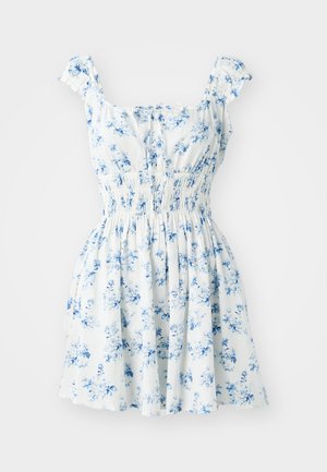 Vestido floral con mangas cortas de volantes, tejido blanco estampado con flores azules, cintura fruncida y falda acampanada.