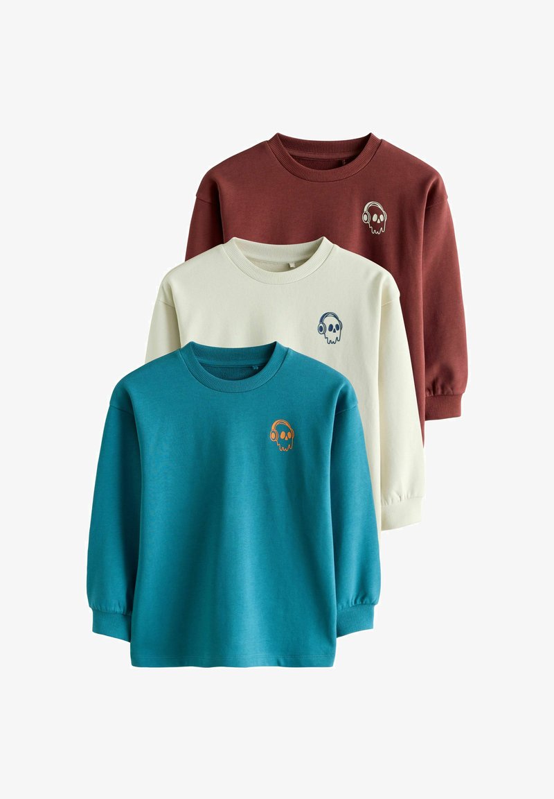 Drei Langarm-Sweatshirts: türkis mit orangefarbenem Totenkopf-Logo, weiß mit blauen Totenkopf-Logo und kastanienbraun mit rotem Totenkopf-Logo. Aus Baumwollmischung.