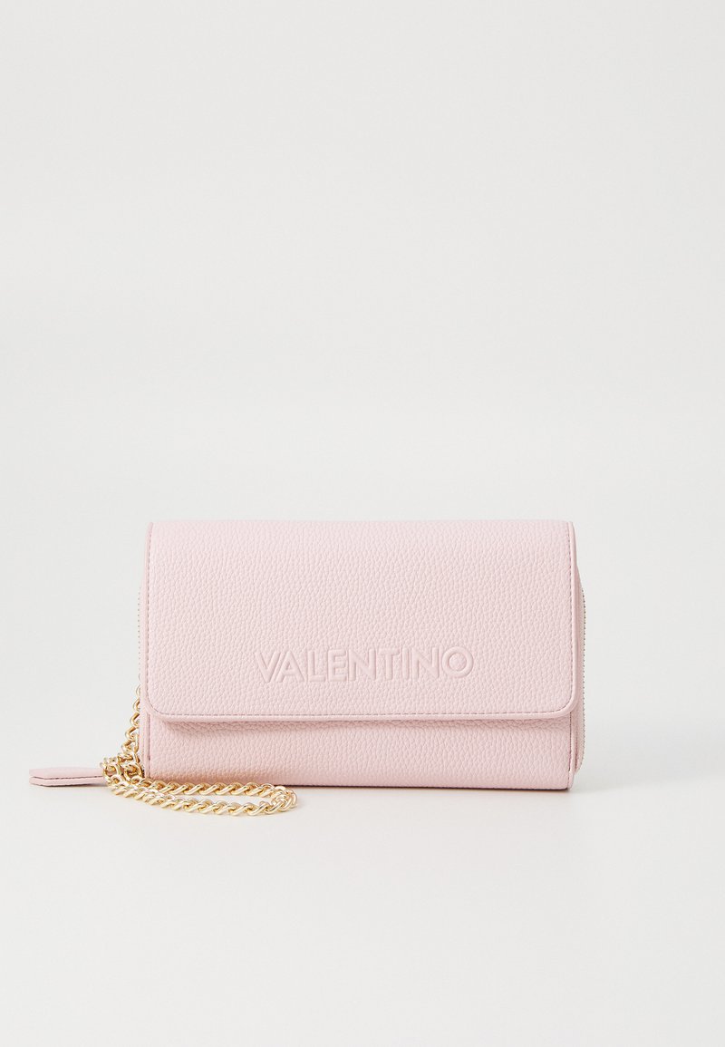 Ροζ υφασμένη δερμάτινη πορτοφόλι με κλείσιμο flap, ανάγλυφο λογότυπο "VALENTINO" και χρυσή αλυσίδα.