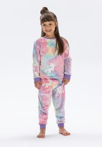 Fleece pyjamas med flerfärgad akvarellmönster, med enhörningar. Ribbad lila mudd på toppen och botten, mjuk textur, bra passform.