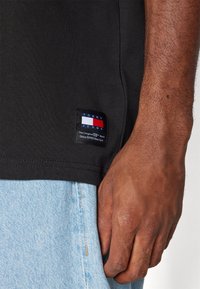 Tommy Jeans NEW CLASSICS TEE - Paprasti marškinėliai - black