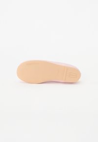 Ballet rose avec une surface extérieure lisse et une semelle beige flexible. Présente un logo embossé sur la partie inférieure de la semelle.