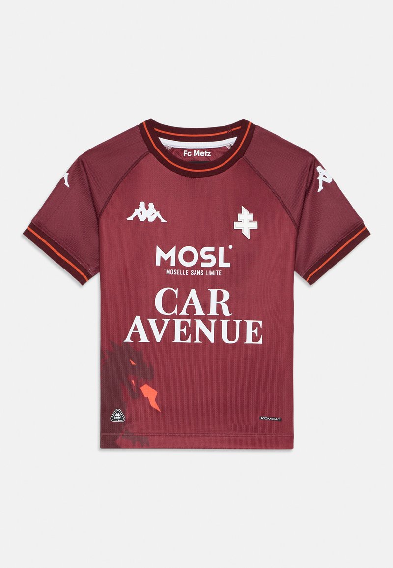 Dres FC Metz v bordovej farbe s krátkym rukávom, okrúhlym golierom, bielymi logami a kontrastnými oranžovými akcentmi. Obsahuje textúrovanú tkaninu a výrazný text.