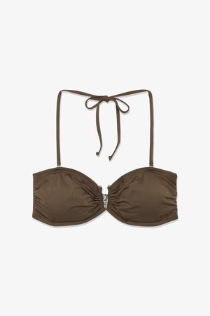 Hnedý bandeau vrchný diel bikin s riasením, predným zapínaním a nastaviteľnými šnúrkami na krku, položený na bielom pozadí.