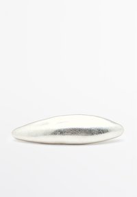 Silberner Haarklammer aus Metall, länglichovale Form mit einer glatten, reflektierenden Oberfläche und leichtem Muster, etwa 10 cm lang.