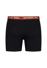 Schwarze Boxershorts mit einem rot-weißen elastischen Bund, auf dem "PETROL IND." steht. Glatte Stofftextur und körpernaher Schnitt.