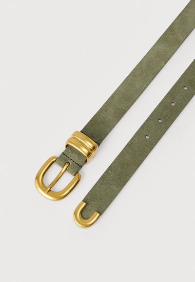 Ζώνη από σουέντ σε ελιά πράσινο με χρυσή μεταλλική αγκράφα, θηλιά και στρογγυλεμένη άκρη σε λευκό φόντο.