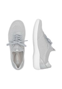 Baskets gris clair en tissu en maille, à bout rond et à lacets plats. Elles présentent une semelle texturée et un logo discret sur la languette.