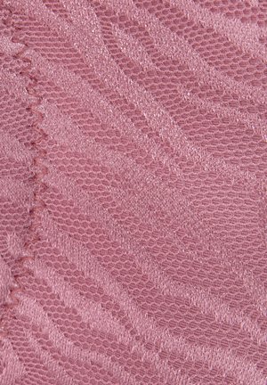 Texturiertes rosa Gewebe mit einem sechseckigen Muster und subtilen wellenartigen Designs. Die Oberfläche hat einen leichten Schimmer.