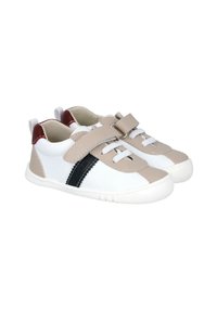Zapatos para niños pequeños en blanco y beige con tiras de velcro, cordones blancos, una franja lateral negra y acentos en color burdeos en el talón, inclinados hacia la derecha.